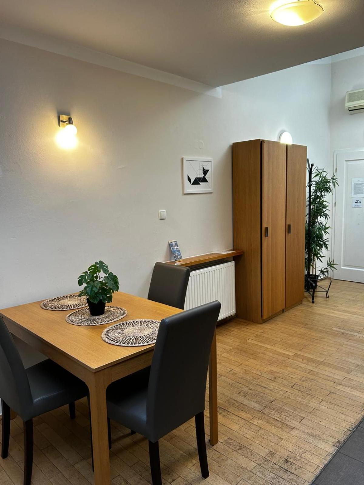 Golden Apartments With Lift - Old Town Krakow Bagian luar foto